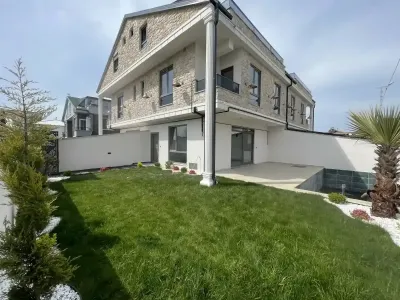 Kocaali Alandere’de Özel Havuzlu Denize Komşu 4+1 Tripleks Villa