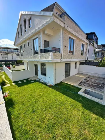 Kocaali Yalı'da Satılık Havuzlu Ebeveyn Banyolu 3+1 Tripleks Villa