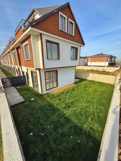 Kocaali Kadıköy'de Satılık Köşe Parsel 3+1 Tripleks Villa
