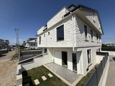 Kocaali Yayla'da Satılık Sahile 300 Metre, Müstakil Girişli Bahçeli 3+1 Tripleks Villa