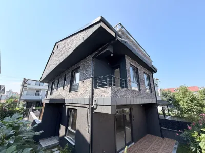 Kocaali Yalı'da Satılık Sahile 200 Metre, Peyzajlı Bahçeli 4+1 Tripleks Villa