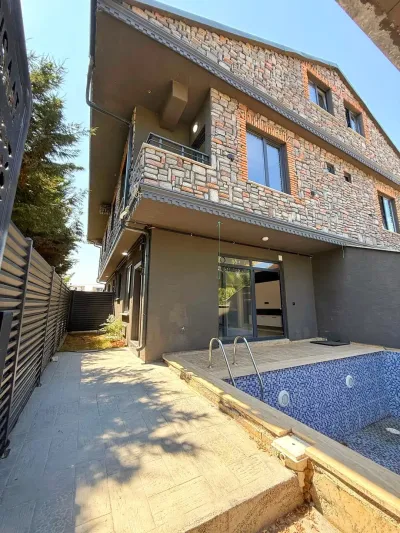 Kocaali Yalı'da Satılık Havuzlu Ön Cephe 3+1 Tripleks Villa