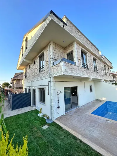 Kocaali Yalı'da Satılık Havuzlu Arka Cephe 4+1 Tripleks Villa
