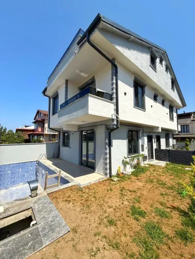 Kocaali Yayla'da Satılık Havuzlu Arka Cephe 4+1 Tripleks Villa