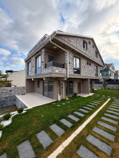 Kocaali Yalı'da Satılık Sahile 150 Metre, Geniş Bahçeli Özel Havuzlu 4+1 Villa