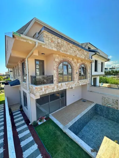 Kocaali Yayla'da Satılık Deniz Manzaralı Havuzlu 4+1 Tripleks Villa