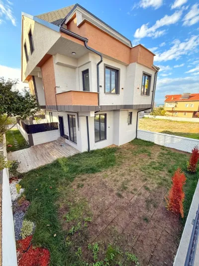 Kocaali Yayla'da Satılık Teras Deniz Manzaralı Ultra Geniş Bahçe 3+1 Tripleks Villa