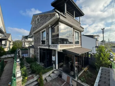 Kocaali Alandere'de Satılık Havuzlu Jakuzili 4+1 Tripleks Villa (178 m²)