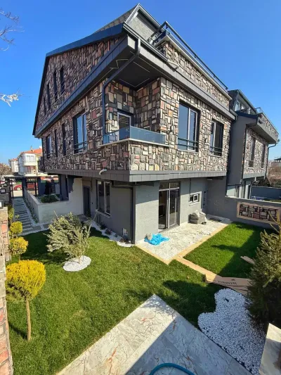Kocaali Yalı'da Satılık Havuzlu Jakuzili 3+1 Tripleks Villa