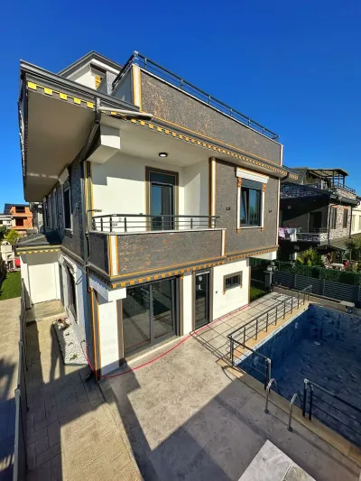 Kocaali Alandere'de Satılık Havuzlu Lüks Dizayn 4+1 Tripleks Villa (192 m²)