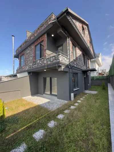 Kocaali Yalı'da Satılık Merkez Plaj, Müstakil Geniş 3 Cephe Bahçe, Yerden Isıtma 4+1 Tripleks Villa