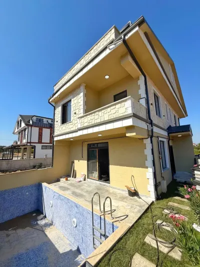 Kocaali Alandere'de Satılık Havuzlu Ön Cephe 4+1 Tripleks Villa (150 m²)