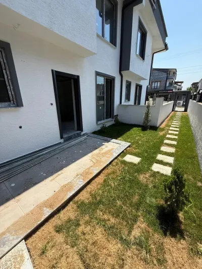 Kocaali Yalı'da Satılık Ebeveyn Banyo Müstakil Giriş-Bahçe 3+1 Tripleks