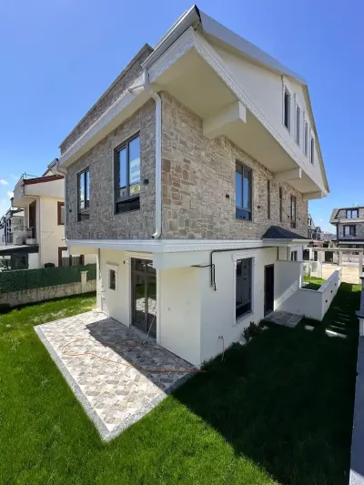 Kocaali Yalı Mah. Daire Fiyatına 4+1 Konforlu Tripleks Villa - Yerden Isıtmalı