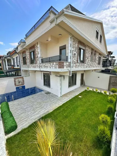 Kocaali Yalı'da Satılık Deniz Manzaralı Havuzlu 3+1 Tripleks Villa (180 m²)