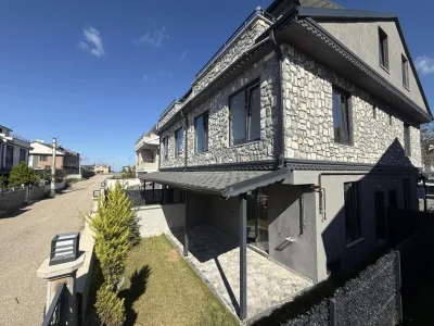 Kocaali Yayla'da Satılık Sahile 250 Metre, Yerden Isıtmalı 3+1 Ön Cephe Villa