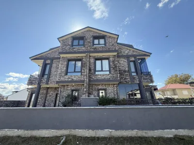 Kocaali Alandere'de Satılık Sahile 50 Metre, Deniz Manzaralı Havuzlu 3+1 Tripleks Villa