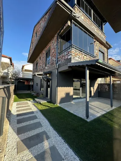 Kocaali Yayla'da Satılık Açılır-Kapanır Havuz 5+1 Tripleks Villa