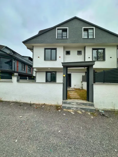 Kocaali Yalı'da Satılık Ebeveyn Banyolu Müstakil Giriş-Bahçe 3+1 Tripleks Villa