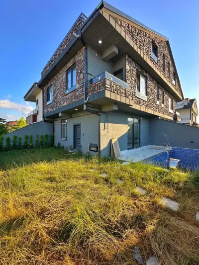 Kocaali Alandere'de Satılık Havuzlu Saunalı 4+1 Tripleks Villa (190 m²)