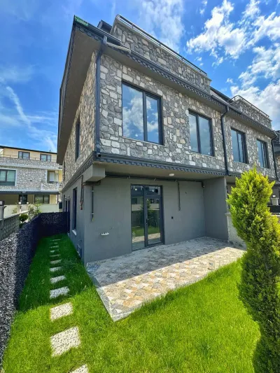 Kocaali Yayla'da Satılık Ebeveyn Banyo Ön Cephe 3+1 Tripleks Villa