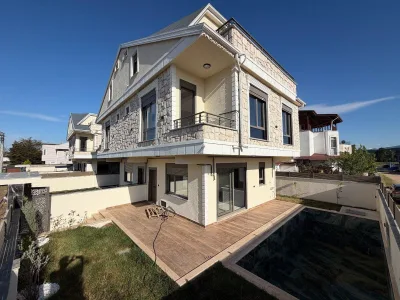 Kocaali Yayla'da Satılık Ön Cephe, Özel Havuzlu Geniş Bahçeli 3+1 Lüks Villa