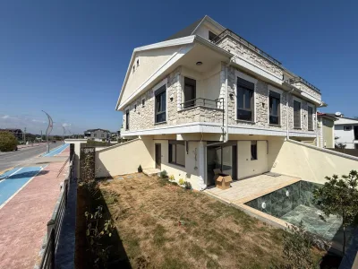 Kocaali Yalı'da Satılık Cadde Cepheli, Denize 200 Metre Müstakil Havuzlu 4+1 Tripleks Villa