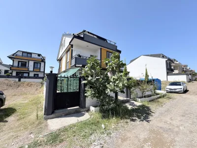 Kocaali Alandere'de Satılık Denize 50 Metre, Kapanmaz Manzaralı Tam Eşyalı 3+1 Villa