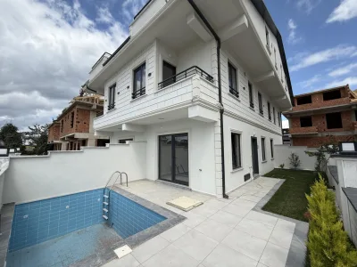 Kocaali Alandere'de Satılık Sahile 200 Metre, Ayrı Mutfaklı Havuzlu 4+1 Villa