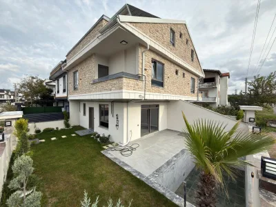 Kocaali Alandere'de Satılık Köşe Parsel, Geniş Bahçeli Havuzlu 4+1 Lüks Villa