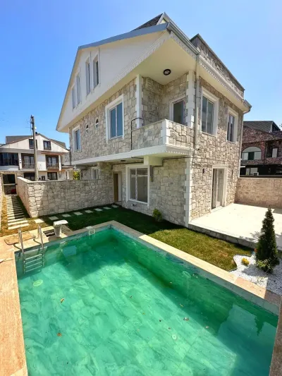Kocaali Yalı'da Satılık Deniz Manzaralı Havuzlu 3+1 Tripleks Villa