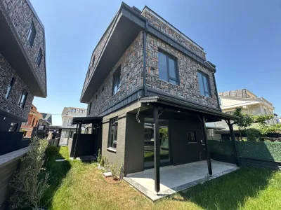 Kocaali Alandere'de Satılık Plaja 100 Metre, Deniz Manzaralı 3+1 Villa