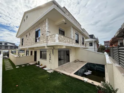 Kocaali Alandere'de Satılık Sahile 130 Metre, Yeşil Alan Cepheli Havuzlu 4+1 Villa