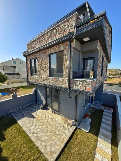 Kocaali Alandere'de Satılık Teras Deniz Manzaralı Ön Cephe 4+1 Tripleks Villa