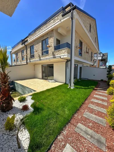Kocaali Alandere'de Satılık Havuzlu Ebeveyn Banyo 4+1 Tripleks Villa (160 m²)