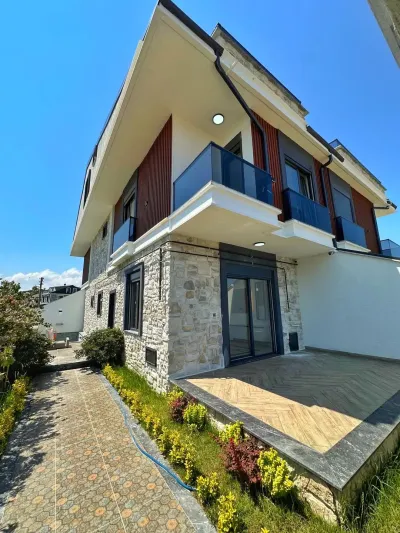 Kocaali Alandere'de Satılık Havuzlu Lüks Dizayn 4+1 Tripleks Villa (150 m²)