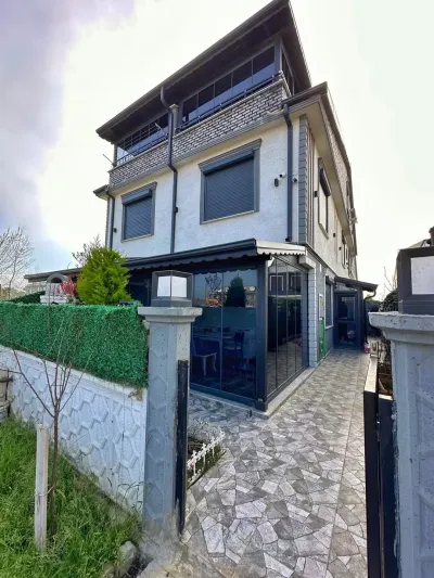 Kocaali Alandere'de Satılık Ebeveyn Banyolu Kış Bahçeli 3+1 Tripleks Villa