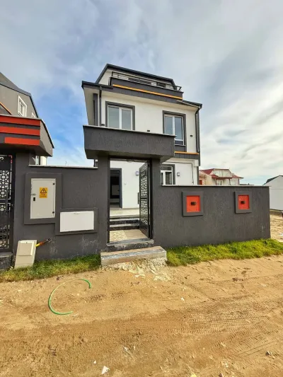 Kocaali Alandere'de Satılık Ön Cephe Lüks Dizayn 3+1 Tripleks Villa (130 m²)