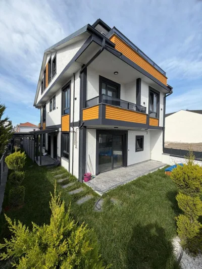 Kocaali Alandere'de Satılık Sahile 100 Metre, Çift Jakuzili Bahçeli 3+1 Villa