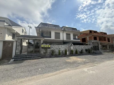 Kocaali Alandere'de Satılık Sahile 100 Metre, 20 Metrelik Yola Cepheli 4+1 Villa