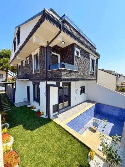 Kocaali Alandere'de Satılık Havuzlu Çift Ebeveyn Banyolu 3+1 Tripleks Villa