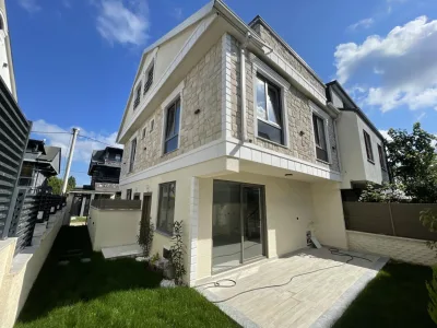 Kocaali Alandere'de Satılık Sahile 100 Metre, İskanlı Yerden Isıtmalı 3+1 Villa