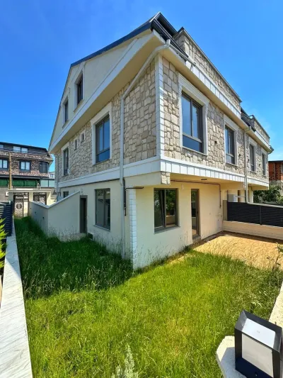 Kocaali Yalı'da Satılık Ebeveyn Banyo Arka Cephe 3+1 Tripleks Villa
