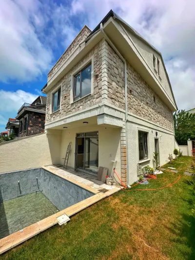 Kocaali Yalı'da Satılık Havuzlu Arka Cephe 3+1 Tripleks Villa