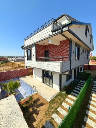 Kocaali Alandere'de Satılık Havuzlu Ön Cephe 4+1 Tripleks Villa (160 m²)