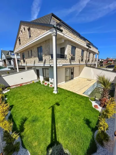 Kocaali Alandere'de Satılık Havuzlu Ebeveyn Banyo 4+1 Tripleks Villa (190 m²)